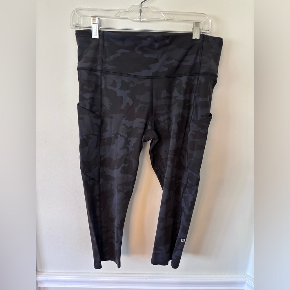 Lululemon cropped camo workout leggings